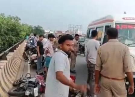 हाथरस जंक्शन ओवरब्रिज पर टाटा मैक्स ने बाइक को मारी टक्कर, दंपति पुल से नीचे गिरे