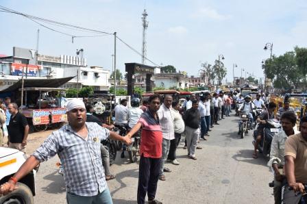 वैटनरी डॉक्टर की पुत्री की मौत के बाद हाथरस वासियों का फूटा गुस्सा, तालाब ओवरब्रिज के किनारों पर बेहतर यू टर्न बनाने की मांग, मानव श्रृंखला बनाकर प्रदर्शन किया