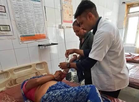 सादाबाद : सफाई कर रही वृद्ध महिला को सर्प ने डंसा, क्षेत्र के गांव करकौली का मामला, सीएचसी से जिला अस्पताल रेफर