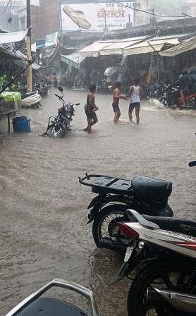 सादाबाद : ठंडी पड़ी गर्मी, पानी में डूबे गली मोहल्ले, आज बारिश के कारण तापमान में गिरावट, गर्मी से मिली राहत