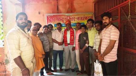 सासनी : विश्व हिंदू परिषद-बजरंग दल के साप्ताहिक मिलन में विद्याभूषण गर्ग का अभिनंदन, युवाओं से संगठन से जुड़ने का आह्वान