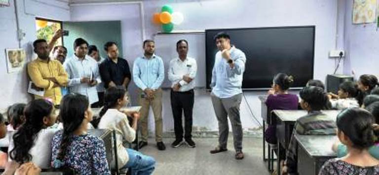 कस्तूरबा गांधी बालिका विद्यालय पहुंचे डीएम अतुल वत्स, छात्राओं से किया संवाद, सुरक्षा व्यवस्थाओं का लिया जायजा