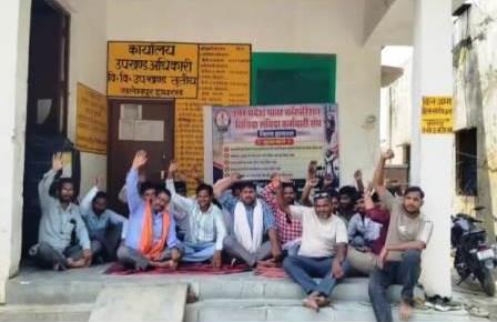 विद्युत उपखंड सलेमपुर पर कर्मचारियों ने किया प्रदर्शन, मांगें पूरी न होने पर आंदोलन तेज करने की चेतावनी