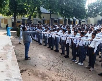 सादाबाद : छात्र छात्राओं को पढ़ाया यातायात नियमों का पाठ, सादाबाद इंटर कॉलेज में सड़क सुरक्षा जागरूकता कार्यक्रम आयोजित