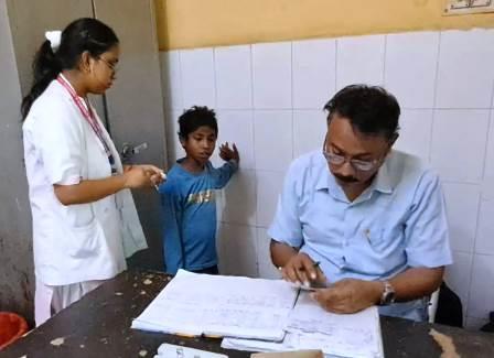 सादाबाद : एंटी रेबीज लगवाने पहुंचे चार दर्जन से ज्यादा लोग, कस्बा, देहात में बढ़ रहा कुत्ता, बंदरों का आतंक