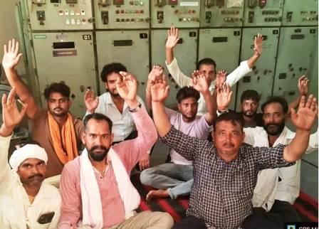 सादाबाद : बिजली संविदा कर्मचारियों ने किया प्रदर्शन, तमाम मांगों को लेकर कई उपकेंद्रों पर कर्मचारियों का हल्लाबोल