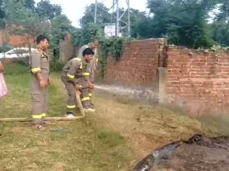 सादाबाद : महिला की संदिग्ध मौत, फायर ब्रिगेड ने बुझाई चिता की आग  महिला का अंतिम संस्कार कर फरार हुए ससुरलीजन, सहपऊ क्षेत्र के गांव थरौरा का मामला, शव के अवशेष पोस्टमार्टम के लिए भेजे, मृतिका के पिता ने लगाया हत्या का आरोप