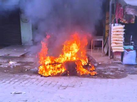 सासनी : वेल्डिंग के दौरान बाइक में लगी भीषण आग, देखते ही देखते जलकर हुई राख