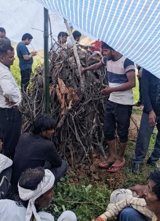 बारिश में तिरपाल के सहारे हुआ अंतिम संस्कार, बरौली श्मशान घाट की बदहाल व्यवस्था पर उठे सवाल
