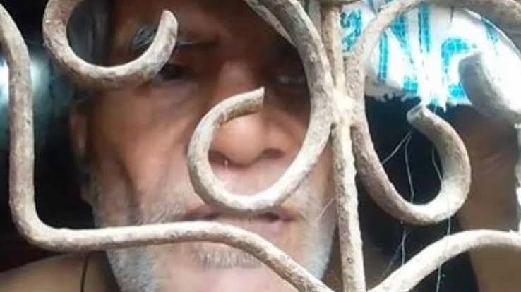 हाथरस में पारिवारिक प्रताड़ना का अनोखा मामला, पत्नी के खौफ से 8 दिनों से कमरे में बंद बुजुर्ग शिक्षक, 7 साल की प्रताड़ना और आंखों की रोशनी जाने का दावा, खिड़की से खाना लेने को मजबूर हुए बुजुर्ग
