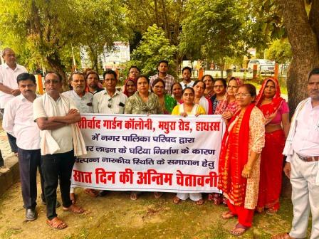 90 लाख की नई ड्रेनेज लाइन एक महीने में धंसी, कॉलोनी में जलभराव पर फूटा लोगों का गुस्सा