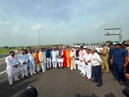 35-45 मिनट में होगा लखनऊ-कानपुर का सफर, बाइक-ऑटो की एंट्री पर लगा बैन, छह-लेन एक्सप्रेसवे प्रदेश की हाई-स्पीड सड़क परियोजनाओं में से एक