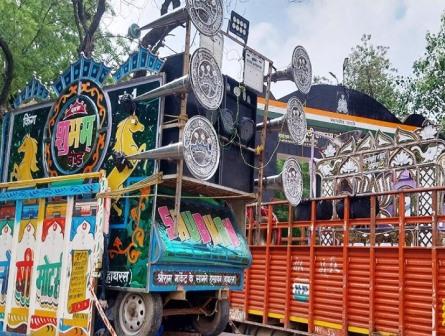 बरात में सुर बिगड़े तो शुरू हो गई मारपीट, बैंड कलाकारों ने एक-दूसरे पर बरसाए डंडे