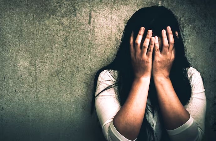 हाथरस में पैथोलॉजी लैब संचालक के यहां पर दवा लेने गई किशोरी के साथ किया दुष्कर्म, इलाज के बहाने बेहोश कर रेप का आरोप, मुकदमा दर्ज
