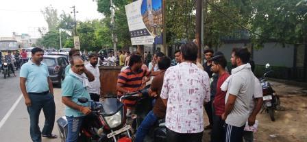 स्कूली वाहन चालकों की हड़ताल से अभिभावक परेशान, ओवरलोडिंग पर कार्रवाई के विरोध में नहीं चले वाहन