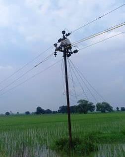 हसायन : विद्युत हाइटेंशन लाइन का विद्युत तार टूटकर खेत में गिरने से बना ब्रेक डाउन दस घंटे ठप्प रही आपूर्ति