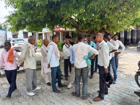 हसायन : बाहरी युवकों के ग्रुप ने युवक को घेरा जमकर हुई कहासुनी,कोतवाली के गेट तक पहुंचा प्रकरण ज्येष्ठ परिजनों के आने पर डांट फटकार के बाद हुए बापिस
