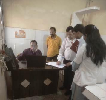 हसायन : सीएमओ ने किया महौ सीएचसी का निरीक्षण,दो स्वास्थ्य कर्मी मिले गायब
