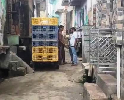 हसायन : मीट की अवैध बिक्री कर रहे दुकानदारों के यहां जिंदा मुर्गा सप्लाई कर रहे ट्रिरी ई रिक्शा चालक को पकडकर पुलिस को सौंपा, बिना कार्रवाई पुलिस के छोडने पर उठ रहे सवाल