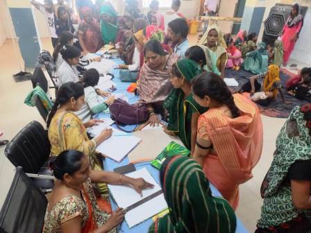 हसायन : स्वास्थ्य के परीक्षण कराए जाने के लिए सामुदायिक स्वास्थ्य केंद्र पर उमडी गर्भवती महिलाओ की भीड,  प्रधानमंत्री मातृत्व दिवस पर गर्भवती महिलाओं ने कराया स्वास्थ्य परीक्षण