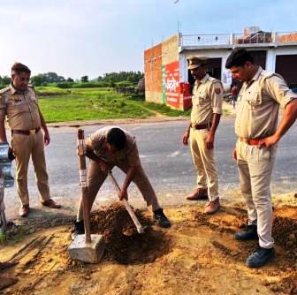 हसायन : कावंडियों के रूट पथ मार्ग से पुलिस कर्मियो ने हटाए पडे कंक्रीट पत्थर गिट्टी,कावंड पथ मार्ग किया कंकड पत्थर हटाकर साफ