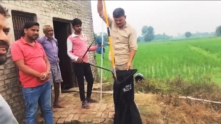 हसायन : नलकूप टयूवैल के कुएं में बैठे सर्प को वन कर्मचारियों ने रेस्क्यू कर वस्त्र के बोरे में ले गए