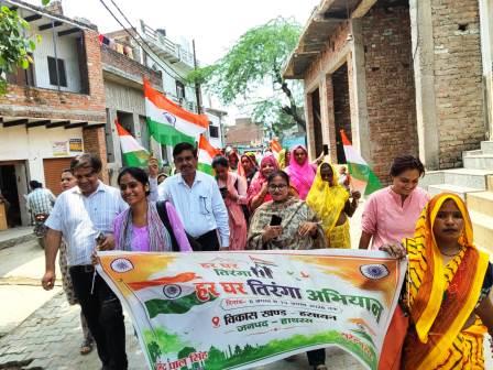 हसायन : तिरंगा यात्रा में देश भक्ति के जयकारे लगाकर जगाया अलख
