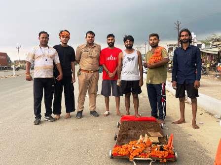हसायन : दंडवत कावंड लेकर जा रहे शिव भक्त को कांस्टेबल ने सुरक्षात्मक तरीके से किया शिवालय के लिए रवाना