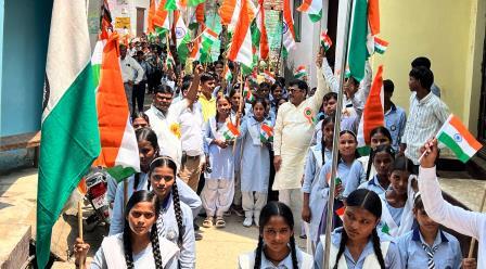 हसायन : हर घर तिरंगा अभियान के तहत निकाली तिरंगा यात्रा रैली में गूंजे जयकारे