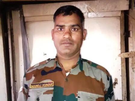 सिलीगुड़ी में ड्यूटी के दौरान सूबेदार मनोज यादव का निधन, मनोज यादव अमर रहें’ के नारों से गूंजा नगला मनी, नम आंखों से जवान को दी गई अंतिम विदाई