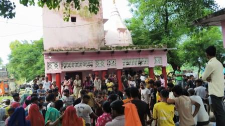 हसायन : महाकाल भगवान शिव के भक्त शिव का अभिषेक करने पहुंचे गंगाजल व जल लेकर पहुंचे शिवालय, श्रावण मास के तीसरी सोमवार को उमडी शिवालयों में भीड