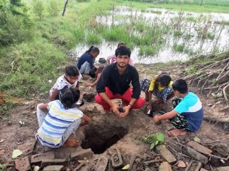 हसायन : नाग पंचमी पर बच्चो ने की नाग देव स्थल पर पहुंचकर पूजा अर्चना