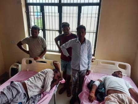 हसायन : चार पहिया वाहन की टक्कर से दो मोटरसाइकिल सवार घायल