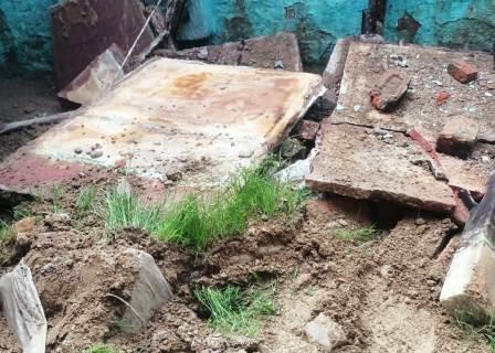 हसायन : बरसात से ढहा पुराना मकान, मकान में रह रहे लोग बाल-बाल बचे