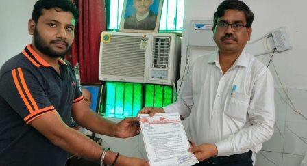 हसायन : सांड के हमले में हुई बालक की मौत के बाद सीएम के नाम बीडीओ को सौंपा ज्ञापन