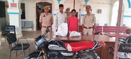 हसायन : दो युवकों को चोरी के सामान के साथ किया पुलिस ने गिरफ्तार