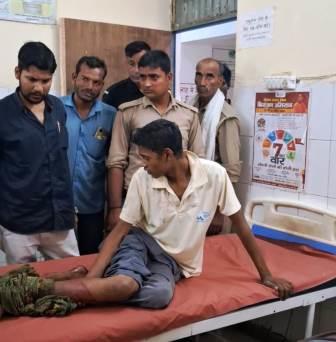 सासनी : ट्रैक्टर की टक्कर से बाइक सवार दो युवक घायल, एक अलीगढ़ रेफर