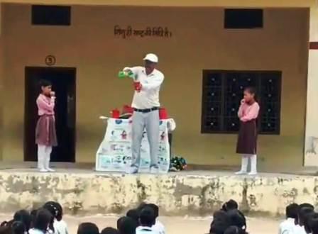 सादाबाद : जादू के जरिए समझाया शिक्षा का महत्व, रेडक्रॉस सोसाइटी की ओर से श्री वासुदेव विद्या मंदिर में हुआ जादू शॉ का आयोजन