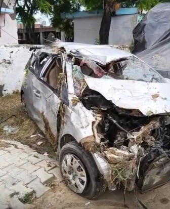 हाथरस में भीषण सड़क हादसा: अलीगढ़-एटा हाईवे पर कार पलटने से तीन की मौत, बच्चे समेत चार घायल