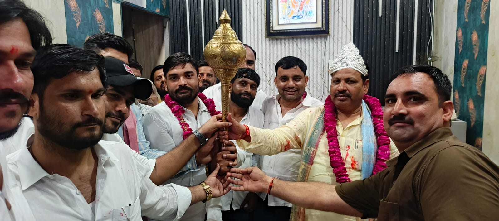 सासनी : सांसद अनूप प्रधान का 46वां जन्मदिन धूमधाम से मनाया, समर्थकों ने पहनाया चांदी का मुकुट