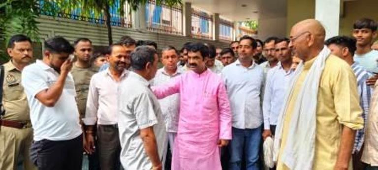 बिजली कटौती और ट्रांसफार्मर की समस्या को लेकर किसानों ने ब्लॉक प्रमुख से लगाई गुहार
