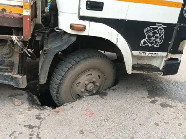ढकपुरा रोड पर जलभराव और गड्ढों से बढ़ी मुश्किलें, यातायात प्रभावित, बारिश में फंसा ट्रक, लगा लंबा जाम