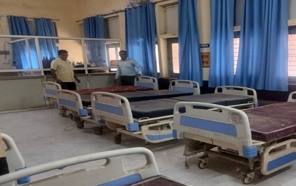 गंभीर मरीजों के लिए जिला अस्पताल में सुविधाओं का टोटा, विशेषज्ञ डॉक्टर और आईसीयू की कमी, 700 से अधिक मरीजों को दिखानी पड़ती है बाहर की राह