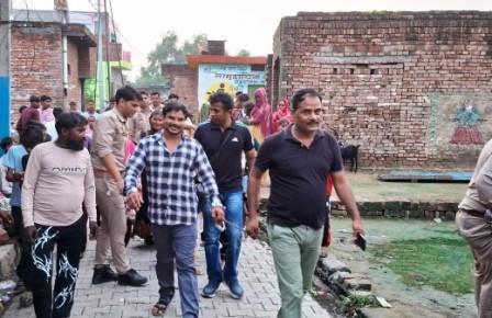 दिल्ली के करोल बाग चोरी कांड में हाथरस में दबिश, 20 लाख की चोरी के मामले में हाथरस पहुंची पुलिस, आरोपी की निशानदेही पर घर से शर्ट बरामद