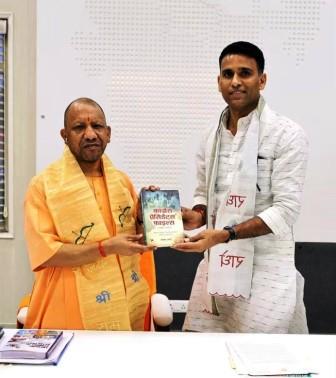 भाजपा संगठन को मजबूत करने और जनसेवा को लेकर सीएम योगी से यतेंद्र शर्मा की अहम मुलाकात, सुशासन और भाजपा की नीतियों को जन-जन तक पहुंचाने पर चर्चा, संगठन को मजबूत करने पर हुआ मंथन