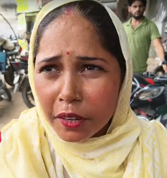 सिकन्दराराऊ : पीएनबी से 14 हजार रुपये निकालकर निकली महिला का शातिरों ने किया पीछा, बैग से रुपये पार