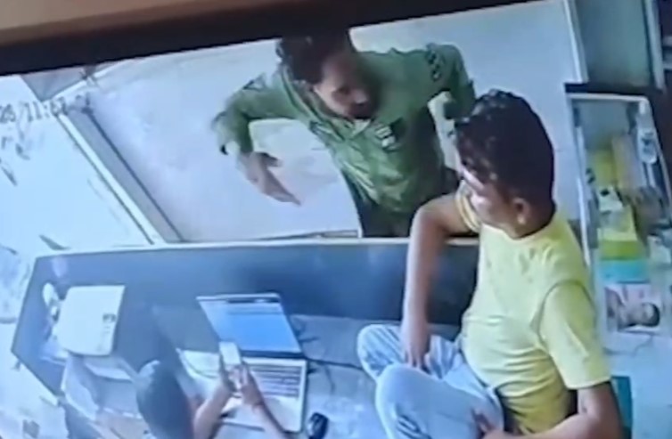 सिकन्दराराऊ : जमीन विवाद में युवक से दो बार मारपीट का आरोप, दुकान में थप्पड़ मारने की घटना CCTV में कैद