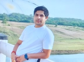 अलीगढ़-एटा हाईवे पर अज्ञात वाहन ने बाइक में मारी टक्कर, युवक की मौत
