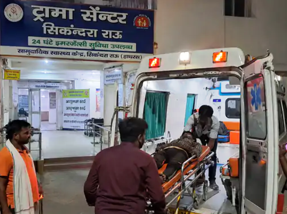 हाईवे पर खड़े ट्रक से बाइक टकराई, दिल्ली की कंपनी में एरिया मैनेजर की मौत; पिता की तहरीर पर मुकदमा दर्ज