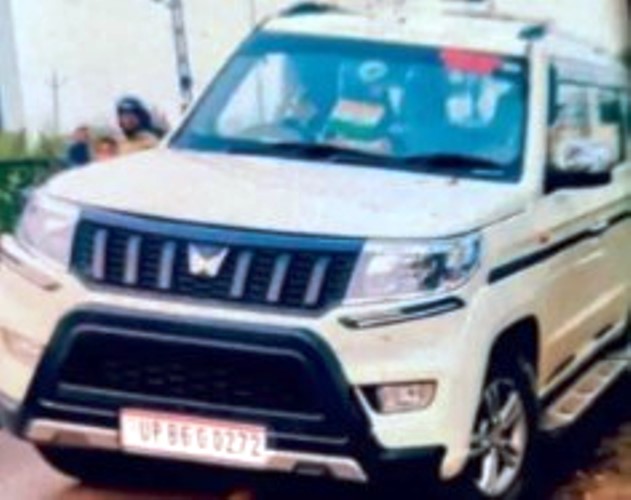 कलेक्ट्रेट के पास डीएसओ की सरकारी गाड़ी ने बाइक में मारी टक्कर, मजदूर की मौत; दो घायल